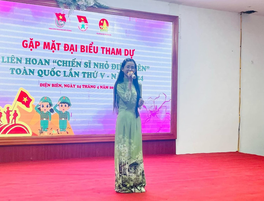 Em Trần Duy Đan biểu diễn tại Liên hoan &quot;Chiến sĩ nhỏ Điện Biên&quot;.