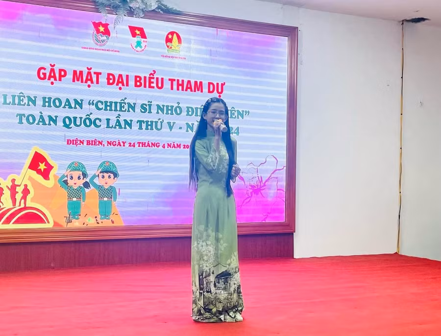 Em Trần Duy Đan biểu diễn tại Liên hoan "Chiến sĩ nhỏ Điện Biên".