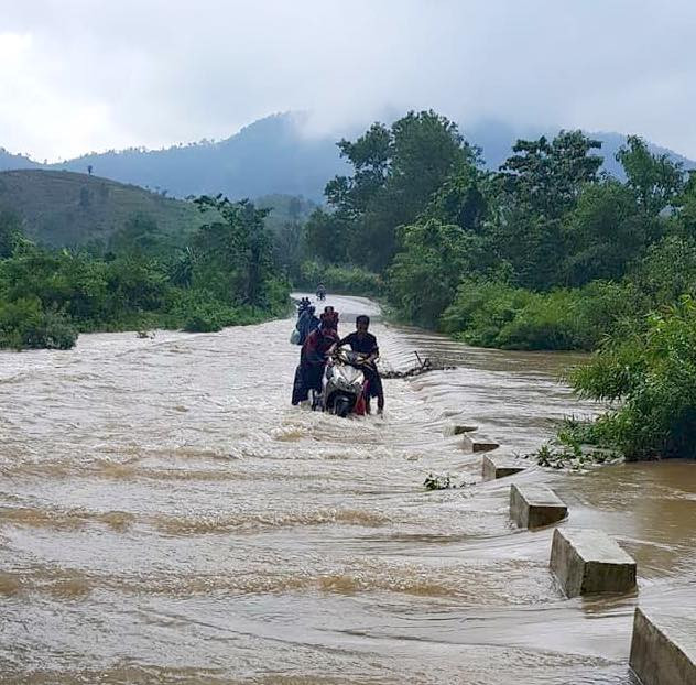 Nước lớn chảy qua ngầm Khe Giữa xã Trường Sơn (Quảng Ninh - Quảng Bình) từ chiều 2/9 (Ảnh FB Tráng Trường Sơn) Nước lớn chảy qua ngầm Khe Giữa xã Trường Sơn (Quảng Ninh - Quảng Bình) từ chiều 2/9 (Ảnh FB Tráng Trường Sơn)