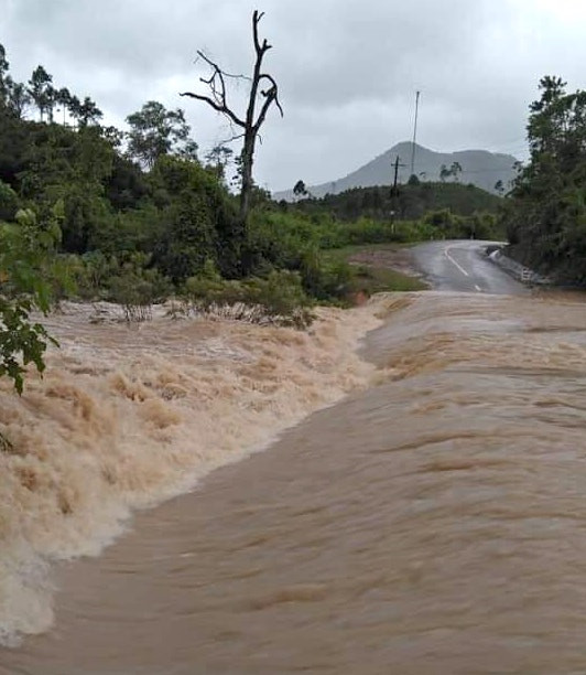 Mưa lớn làm nước các con suối đổ về nhiều gây tắc đường (Ảnh fb Tráng Trường Sơn) Mưa lớn làm nước các con suối đổ về nhiều gây tắc đường (Ảnh fb Tráng Trường Sơn)