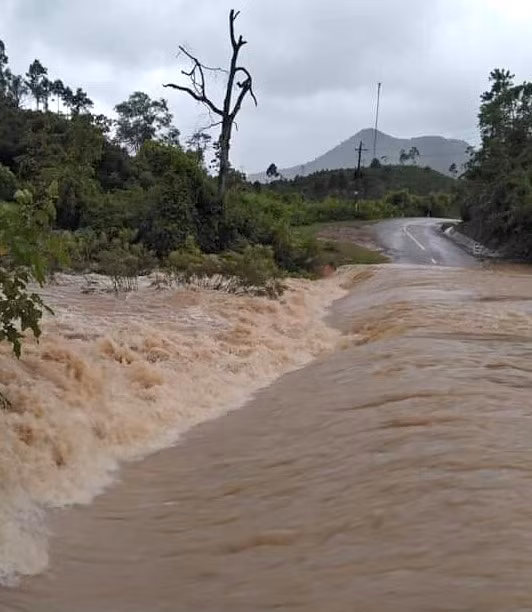Mưa lớn làm nước các con suối đổ về nhiều gây tắc đường (Ảnh fb Tráng Trường Sơn) Mưa lớn làm nước các con suối đổ về nhiều gây tắc đường (Ảnh fb Tráng Trường Sơn)