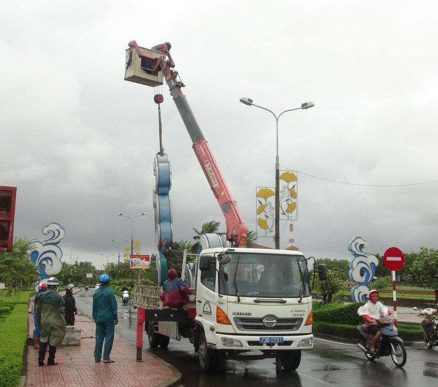 Di chuyển các biển quảng cáo, biển hiệu và biển trang trí tại các tuyến đường ở Tp. Đồng Hới để tránh mưa bão Di chuyển các biển quảng cáo, biển hiệu và biển trang trí tại các tuyến đường ở Tp. Đồng Hới để tránh mưa bão