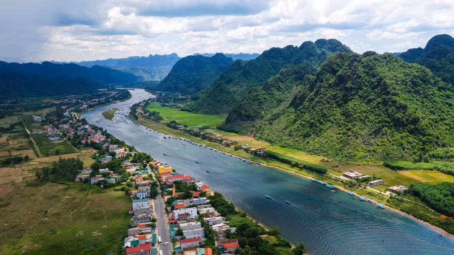 Dòng sông Son thơ mộng đi qua thị trấn Phong Nha Bố Trạch - Quảng Bình.