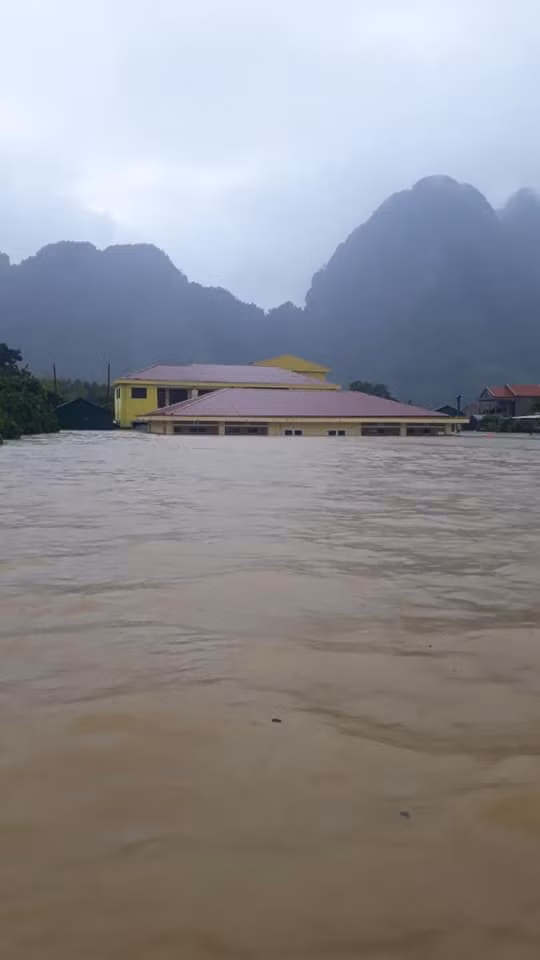 Trường mầm non xã Tân Hoá (Minh Hoá - Quảng Bình) chìm trong nước lũ