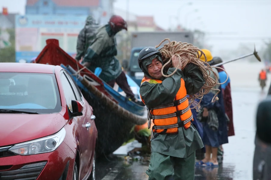 Ngư dân vùng biển với dây thừng đã có mặt tại vị trí tập kết sẵn sàng chạy thuyền của mình vào vùng tâm lũ cứu người dân.