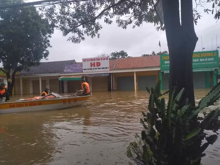 Lực lượng cứu hộ cứu nạn đang tìm kiếm và tiếp cận ứng cứu dân ngập lụt