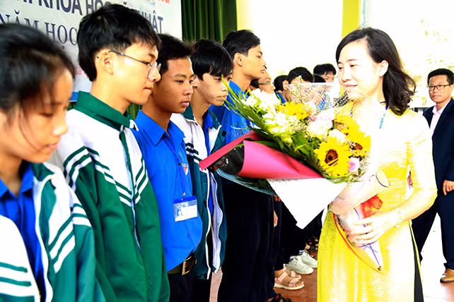 Bà Phan Thiên Nga, Hiệu trưởng nhà trường tặng hoa cho các học sinh có đề tài khoa học xuất sắc được lựa chọn tại ngày hội.