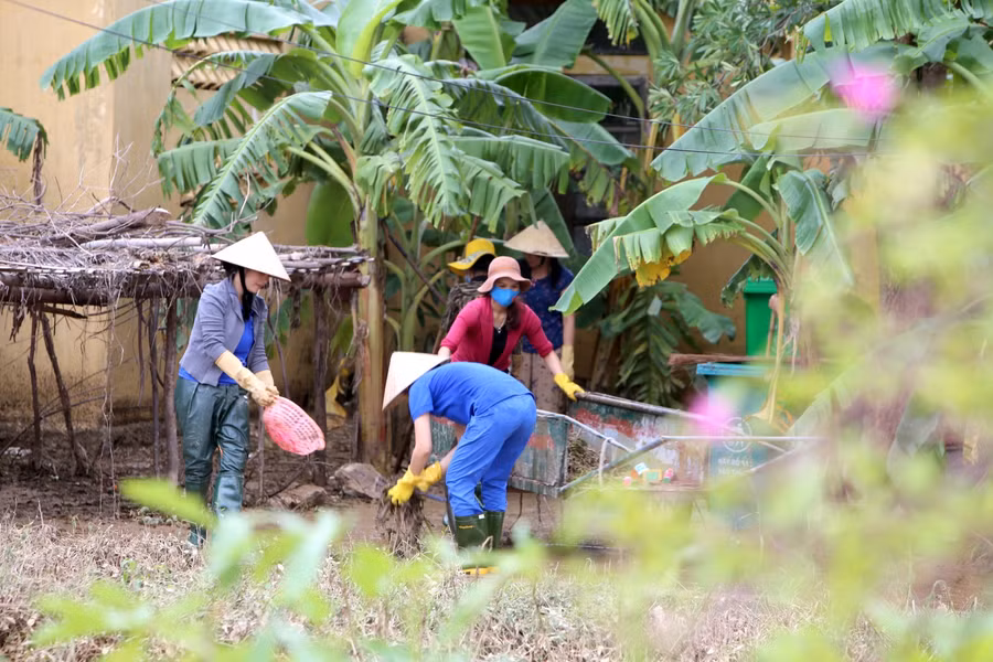Vệ sinh tại các khu vực vườn rau của bé