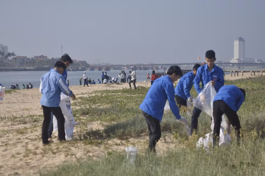 Các đoàn viên thanh niên cùng chung tay làm sạch môi trường tại các bãi biển ở TP. Đồng Hới - Quảng Bình