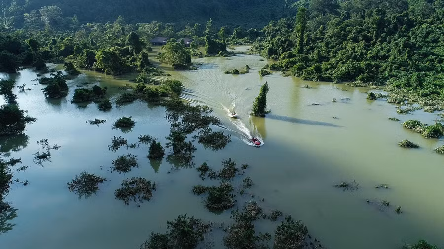 Những chuyến cano của Công ty Oxalis ứng cứu người dân vùng ngập lụt tại khu vực Phong Nha - Kẻ Bàng.