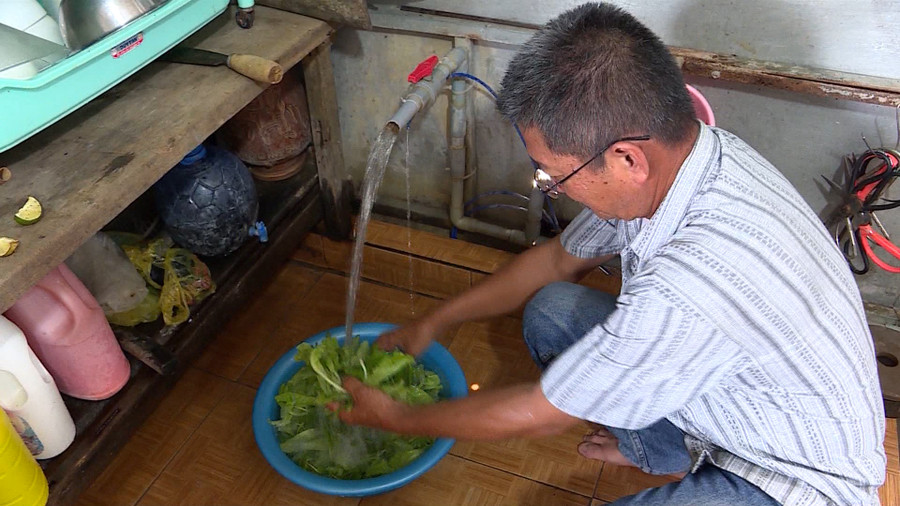 Thông tin cúp nước khiến người dân lo lắng, nhiều hộ khẩn trương mua dụng cụ trữ nước.