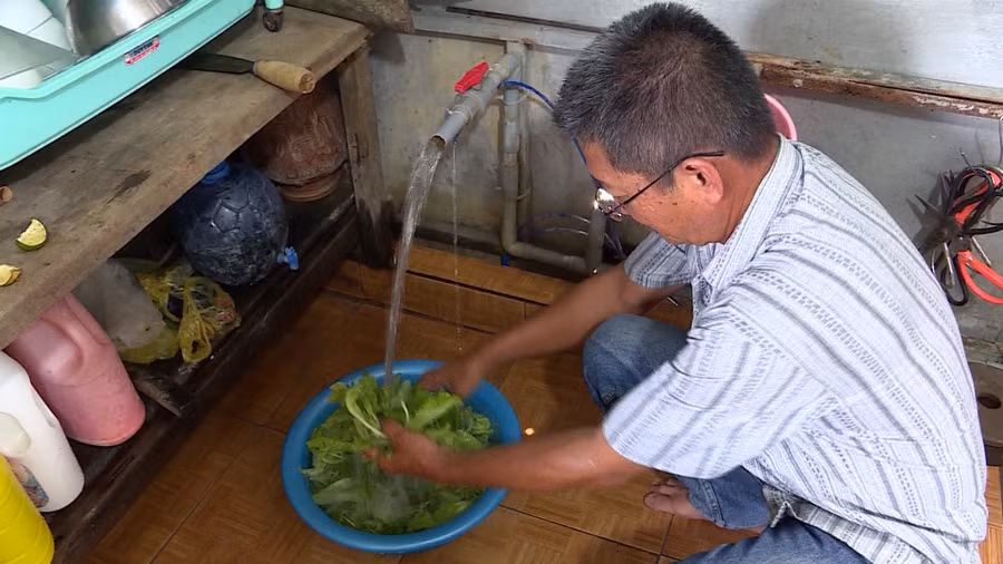 Thông tin cúp nước khiến người dân lo lắng, nhiều hộ khẩn trương mua dụng cụ trữ nước.