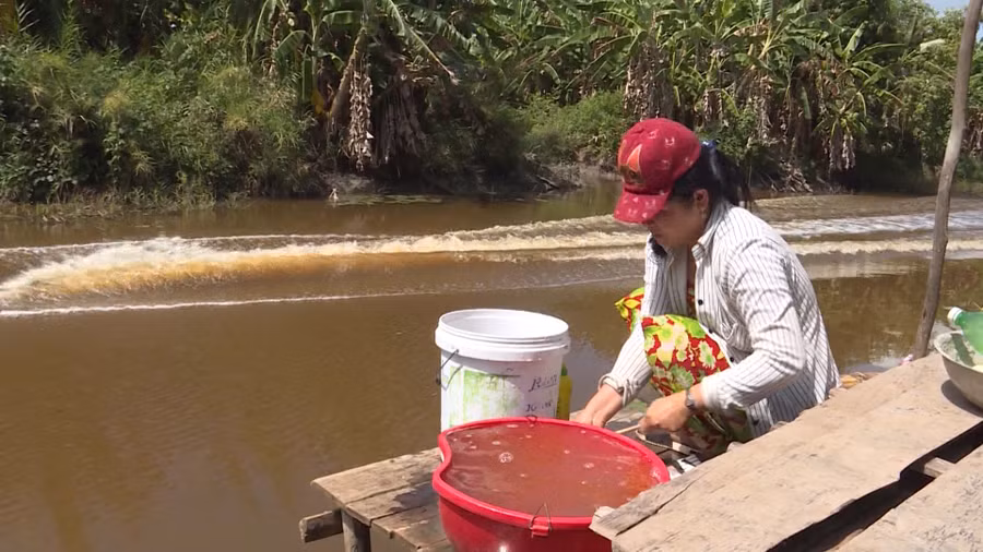 Để tiết kiệm tiền đổi nước nhiều gia đình chấp nhận sử dụng nguồn nước bị ô nhiễm dưới sông, kênh rạch.
