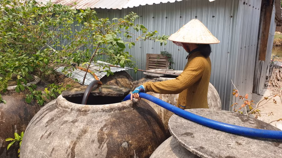 Các hộ dân phải mua nước sạch từ dưới ghe kéo lên với giá từ 40 đến 50.000 đồng/m3