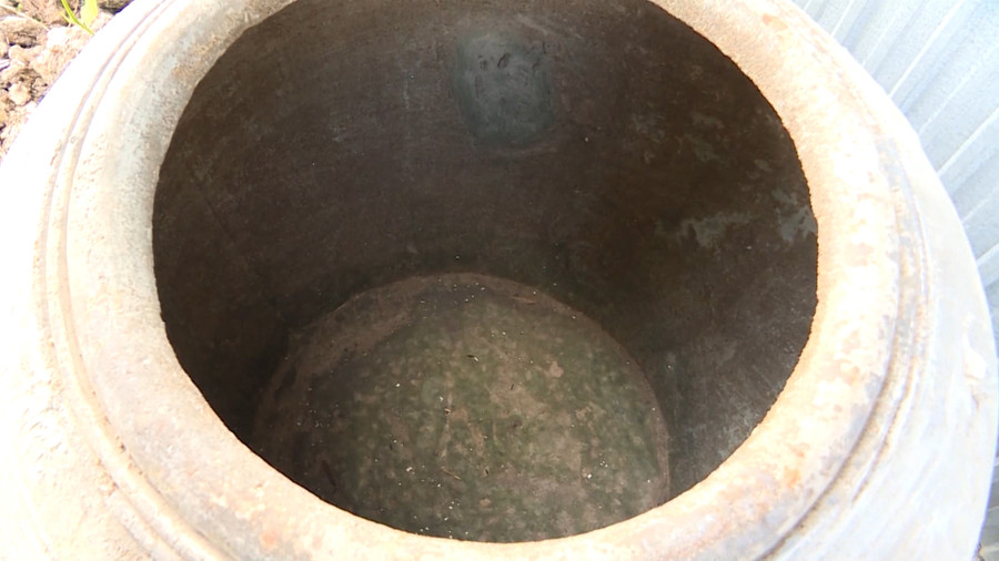 Vật dụng chứa nước của nhiều gia đình đã cạn hơn tháng nay.