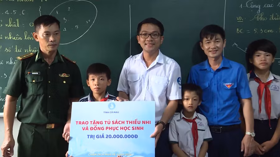 Tỉnh đoàn Cà Mau trao tặng tủ sách thiếu nhi và đồng phục cho học sinh trên đảo.