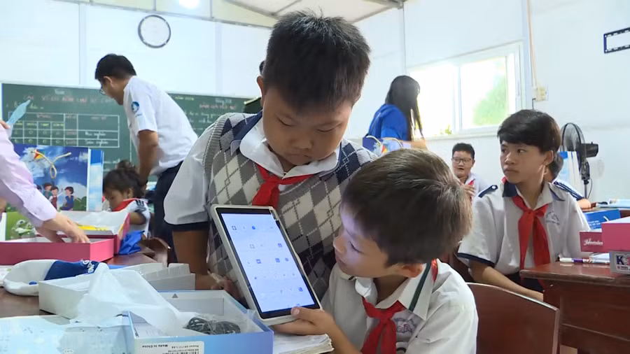 Học sinh đảo Hòn Chuối thích thú khi lần đầu được biết đến máy tính bảng.