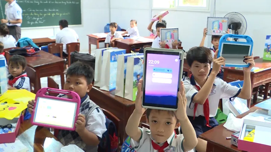 Học sinh đảo Hòn Chuối thích thú vì được tặng máy tính bảng