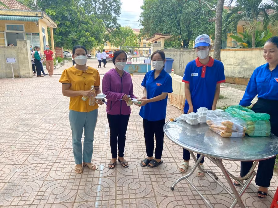 Hàng trăm suất ăn sáng miễn phí được cấp phát tận tay cho các sĩ tử tại Điểm thi Trường THPT Đakrông.