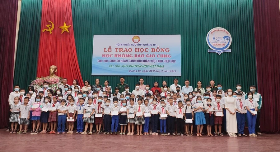 Các học sinh được nhận học bổng chụp hình kỷ niệm với các đại biểu tham dự buổi lễ.