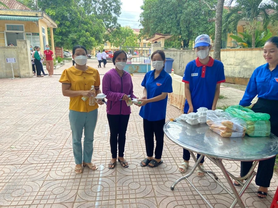 Hàng trăm suất ăn sáng miễn phí được cấp phát tận tay cho các sĩ tử tại Điểm thi Trường THPT Đakrông.