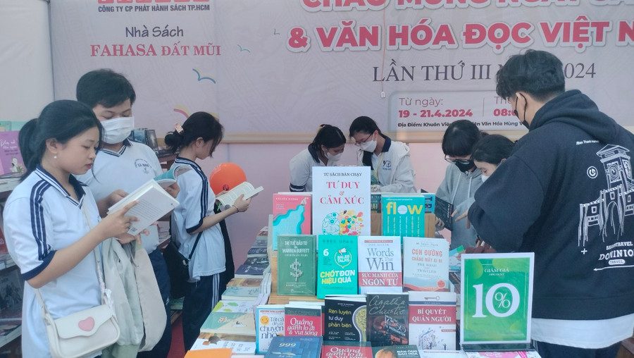 Học sinh tham quan, đọc sách tại gian trưng bày. Học sinh tham quan, đọc sách tại gian trưng bày.