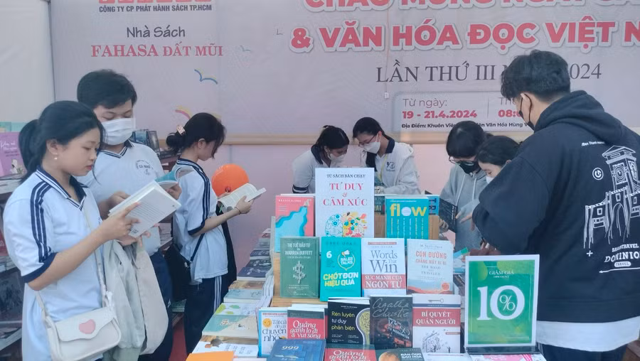 Học sinh tham quan, đọc sách tại gian trưng bày.