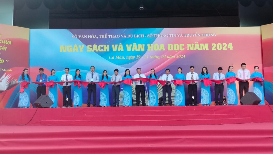 Ban Tổ chức cắt băng khai mạc Sự kiện Ngày Sách và Văn hóa đọc 2024. Ban Tổ chức cắt băng khai mạc Sự kiện Ngày Sách và Văn hóa đọc 2024.