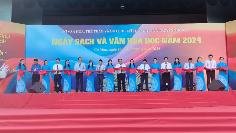 Ban Tổ chức cắt băng khai mạc Sự kiện Ngày Sách và Văn hóa đọc 2024.