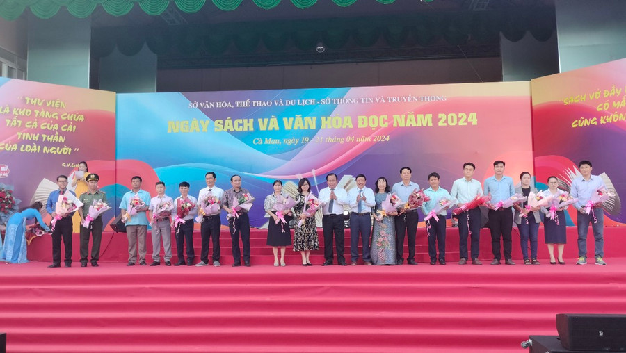 Ban Tổ chức tặng hoa cho các đơn vị tham gia sự kiện Ngày sách và văn hóa đọc 2024. Ban Tổ chức tặng hoa cho các đơn vị tham gia sự kiện Ngày sách và văn hóa đọc 2024.