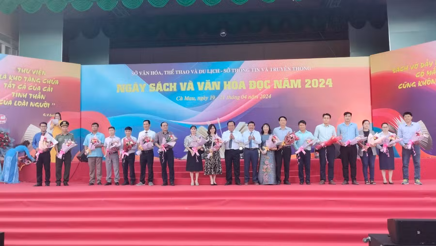 Ban Tổ chức tặng hoa cho các đơn vị tham gia sự kiện Ngày sách và văn hóa đọc 2024.