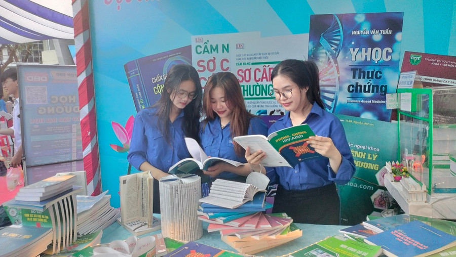 Sinh viên đọc sách tại gian trưng bày. Sinh viên đọc sách tại gian trưng bày.