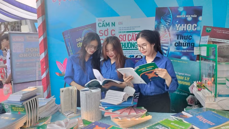 Sinh viên đọc sách tại gian trưng bày.