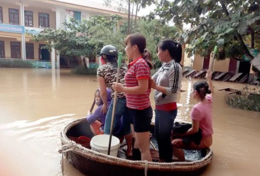 Cán bộ, giáo viên trường Tiểu học số 2 Quảng Văn đi thuyền thúng trong sân trường