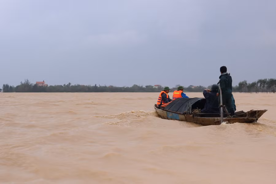 Lực lượng chức năng ứng cứu trong mưa lũ