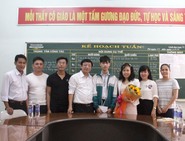 Nhóm từ thiện IBSGers cùng CTV báo GD&TĐ đã đến Trường THPT chuyên Võ Nguyên Giáp trao quà hỗ trợ em Phan Hoài Nam trước sự chứng kiến của lãnh đạo nhà trường