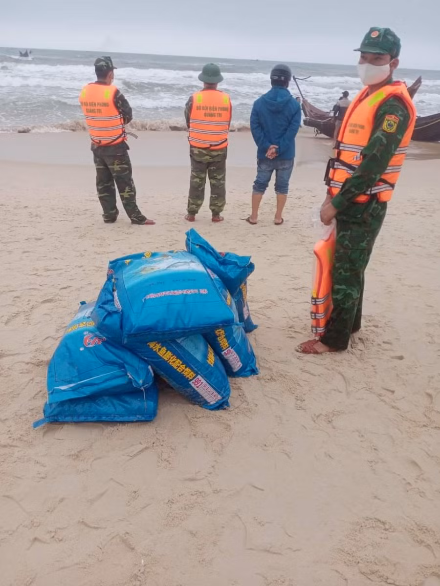 Các bao thức ăn chăn nuôi có in chữ nước ngoài được tìm thấy trên tàu không người lái