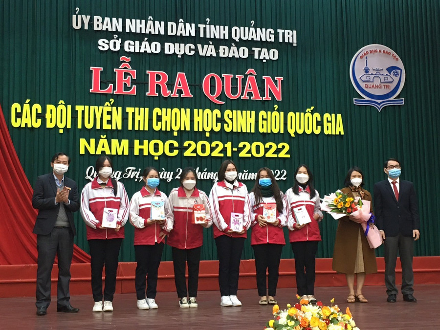 Đại diện Sở GD&ĐT Quảng Trị tặng quà động viên giáo viên và học sinh các đội tuyển.