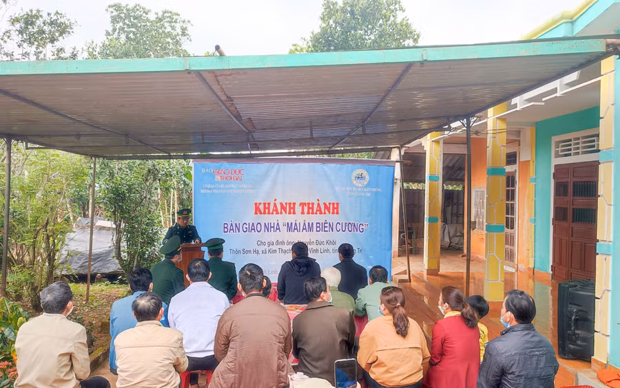 Lễ bàn giao "Mái ấm biên cương" cho gia đình ông Khôi.