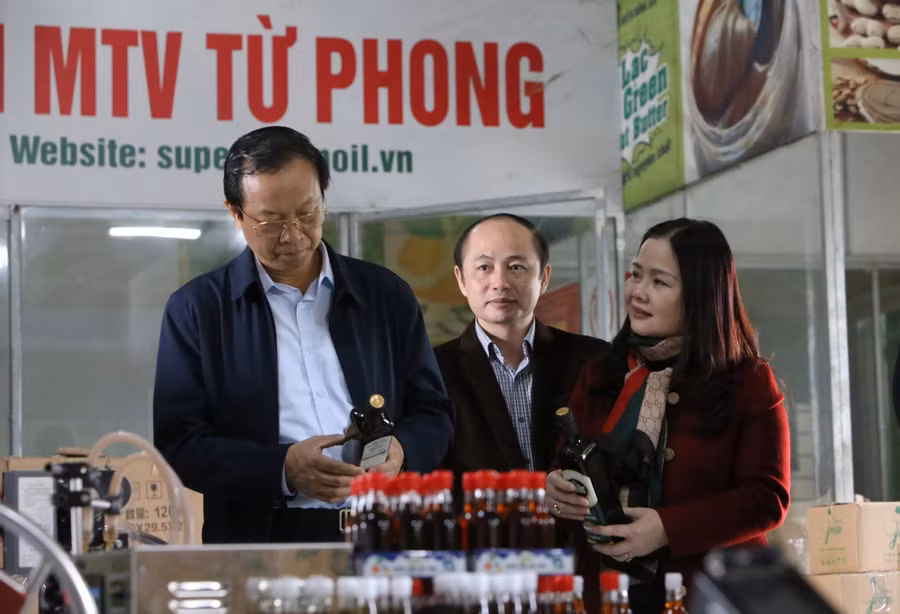 Thứ trưởng Bộ GD&ĐT Phạm Ngọc Thưởng thăm cơ sở sản xuất và chế biến sản phẩm dầu ăn ở địa bàn huyện Cam Lộ tỉnh Quảng Trị