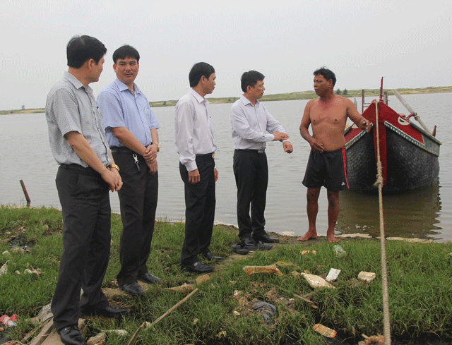 Ông Nguyễn Hữu Hoài (Thứ hai từ phải qua) chia sẻ những khó khăn trước mắt đối với ngư dân