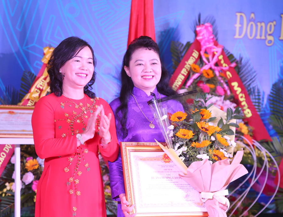 Bà Nguyễn Thị Thu Thuỷ, Phó giám đốc Sở GD&ĐT tỉnh Quảng Trị thừa uỷ quyền trao tặng Huân chương Lao động cho bà Nguyễn Thị Hồng Khuyến nguyên Hiệu trưởng trường THPT Lê Lợi.