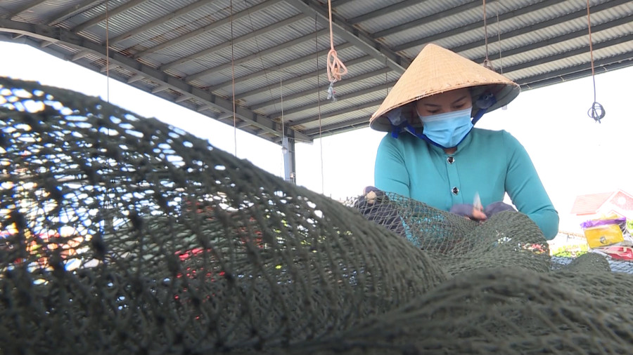 Phụ nữ TT Sông Đốc tham gia tổ hợp tác vá lưới kiếm thêm thu nhập. Phụ nữ TT Sông Đốc tham gia tổ hợp tác vá lưới kiếm thêm thu nhập.