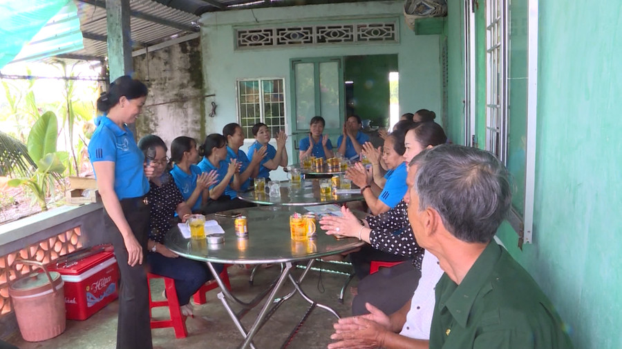 Cuộc họp định kỳ của hội viên phụ nữ khóm 1, TT Sông Đốc, huyện Trần Văn Thời. Cuộc họp định kỳ của hội viên phụ nữ khóm 1, TT Sông Đốc, huyện Trần Văn Thời.