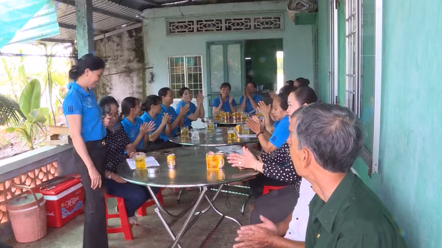 Cuộc họp định kỳ của hội viên phụ nữ khóm 1, TT Sông Đốc, huyện Trần Văn Thời.