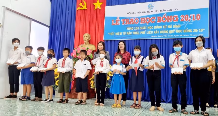 Hội LHPN huyện Trần Văn Thời tổ chức trao học bổng cho học sinh nghèo hiếu học.