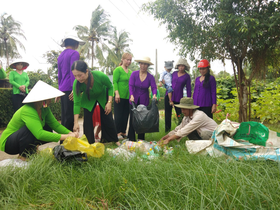 Mỗi tháng chi hội phụ nữ các ấp sẽ họp một lần mang theo phế liệu để bán, đóng góp vào quỹ. Mỗi tháng chi hội phụ nữ các ấp sẽ họp một lần mang theo phế liệu để bán, đóng góp vào quỹ.