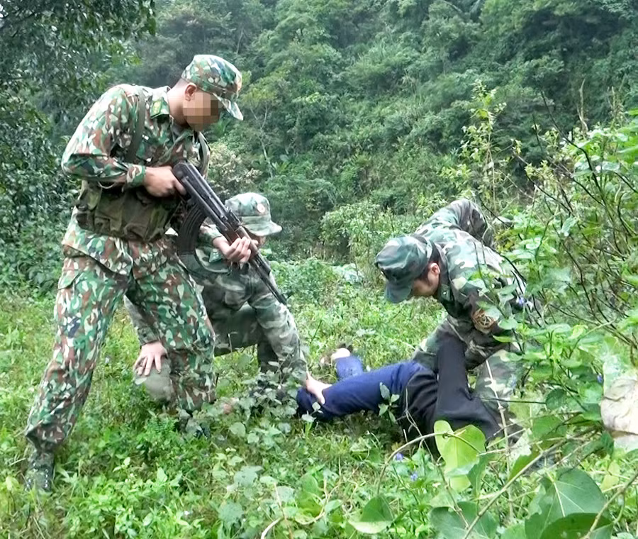 Lực lượng chức năng khống chế đối tượng (Ảnh BCH Biên phòng Quảng Bình cung cấp)