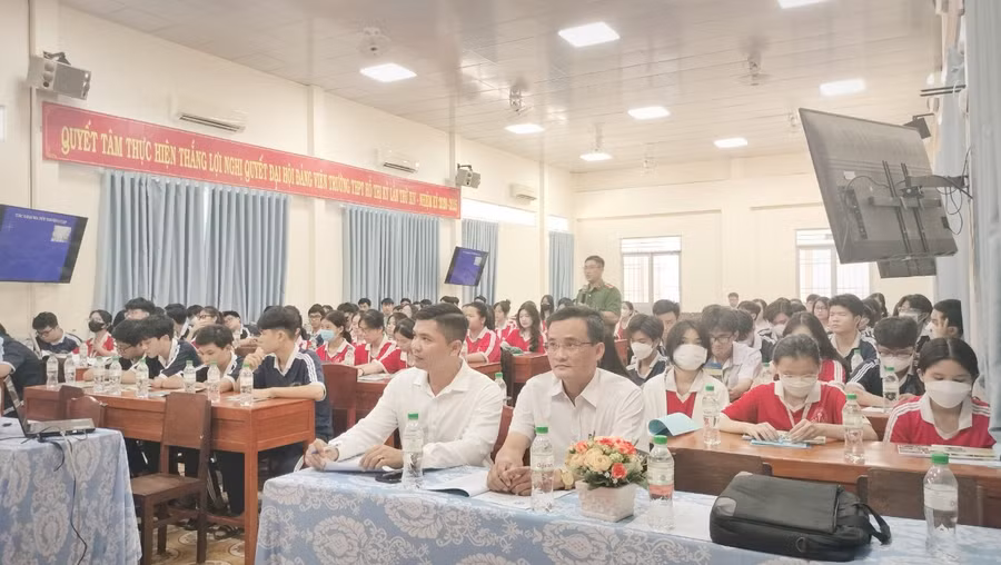 Hơn 100 học sinh Trường THPT Hồ Thị Kỷ được phổ biến pháp luật phòng, chống bạo lực và ma túy trong học đường.