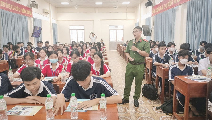 Đại úy Bùi Quốc Sách, Công an tỉnh Cà Mau phổ biến kiến thức phòng, chống ma túy trong học đường. Đại úy Bùi Quốc Sách, Công an tỉnh Cà Mau phổ biến kiến thức phòng, chống ma túy trong học đường.